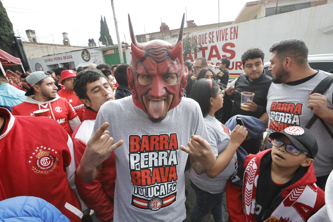 Otros portaba las tradicionales máscaras que hacen alusión a los Diablos Rojos.  Foto Jorge Alvarado
