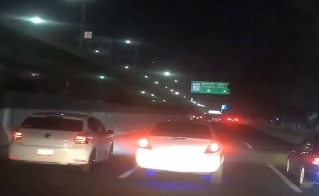 Decenas de jóvenes participaron en arrancones ilegales en carriles centrales de Periférico Norte. Foto: Especial