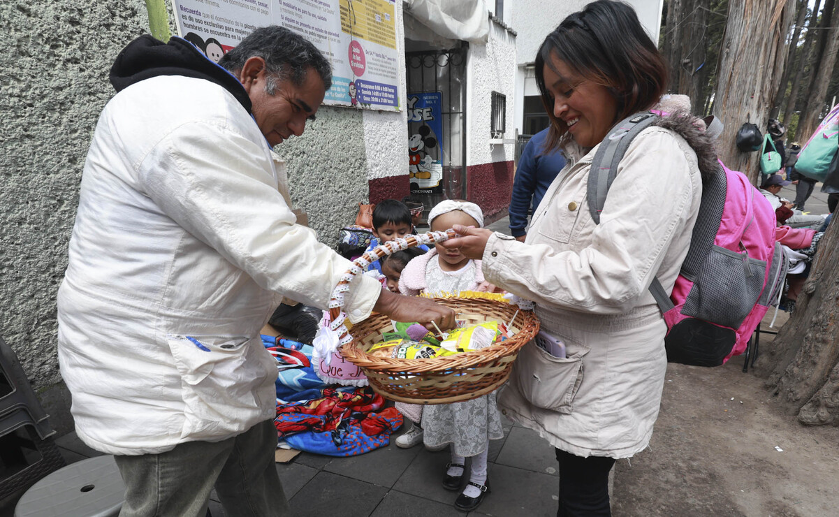 Evelyn y su mamá recorrieron Paseo Colón para compartir con las personas su alegría / Foto Alejandro Vargas