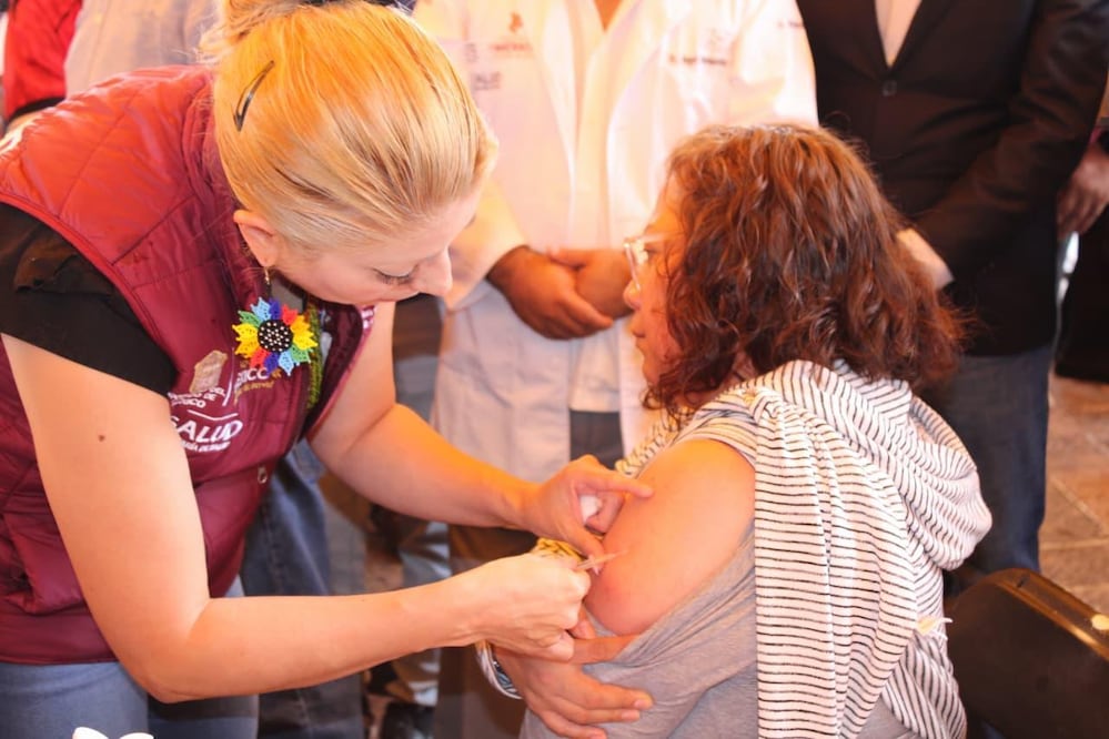 Autoridades estatales y municipales de Temascaltepec coordinaron esfuerzos para acercar biológicos contra sarampión y neumococo. Foto Especial