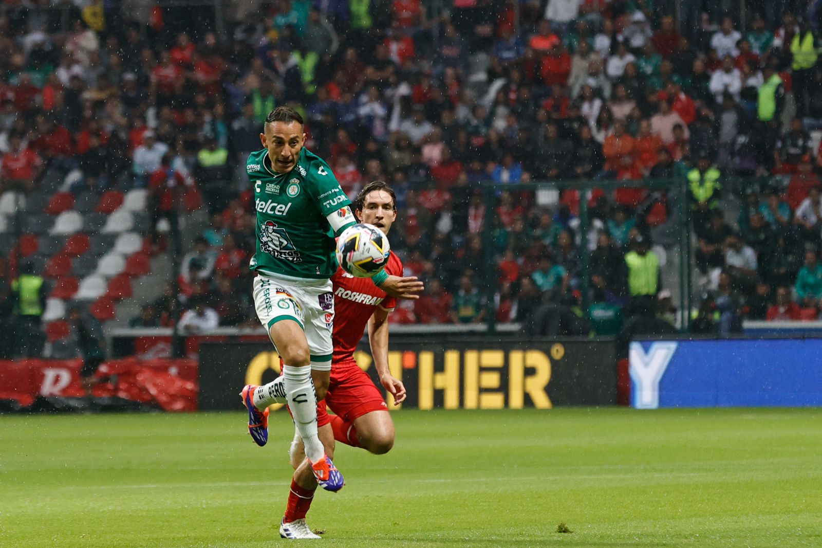 Al minuto 4, los escarlatas despertaron al ser dominados por León. Foto Jorge Alvarado
