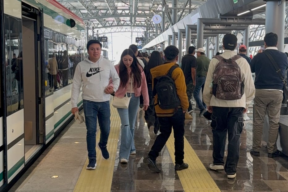 La llegada del tren a la estación Observatorio permite a los mexiquenses conectar de inmediato con la red del Metro de la CDMX. Foto Alejandro Vargas / El Universal