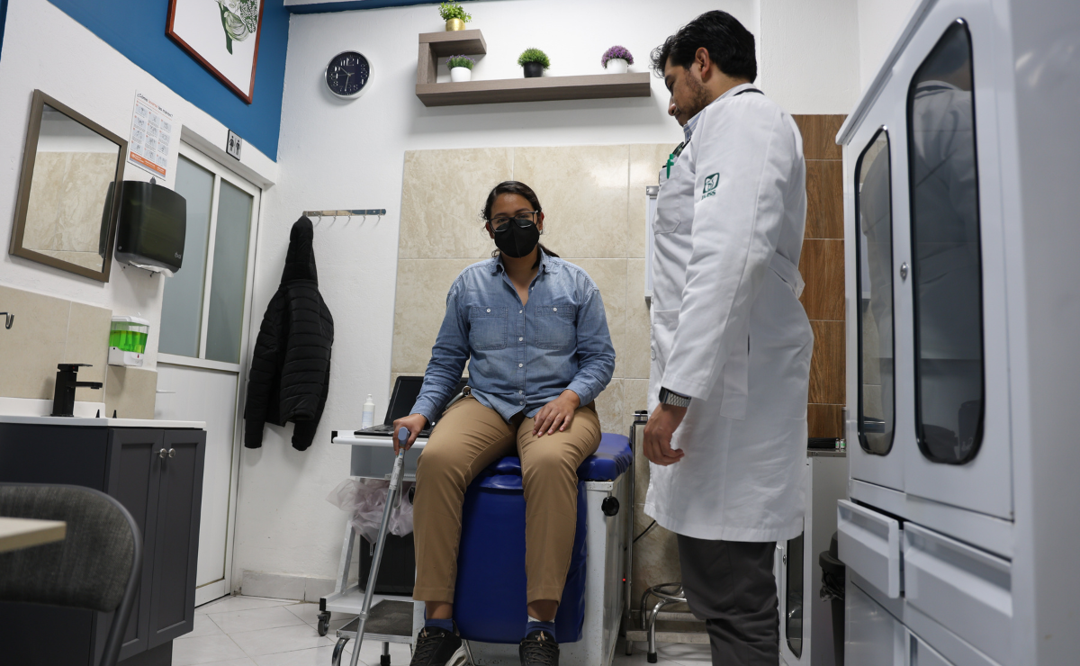 El doctor Gonzalo López Tello Jacobo advierte sobre el incremento de esguinces de tobillo, rodilla y cuello debido a pisos resbalosos en esta temporada de lluvias Foto: Sergio García