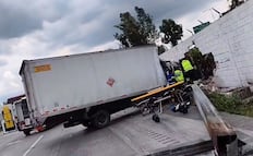 Camión de carga derriba estructura y colapsa la México-Querétaro con dirección a CDMX