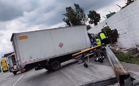 Camión de carga derriba estructura y colapsa la México-Querétaro con dirección a CDMX