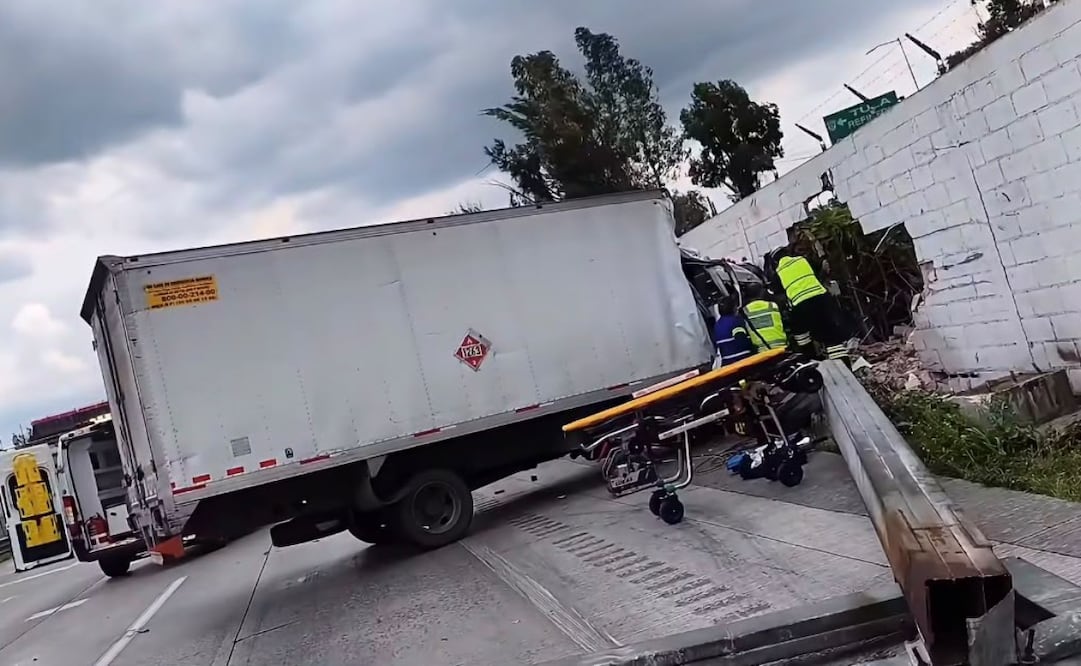 La unidad de carga derribó un letrero vial que quedó obstruyendo los carriles con dirección a la CDMX. Foto Especial