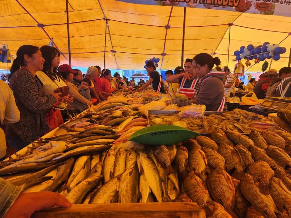Se detallan precios de mojarra, sierra, camarón, filete, pulpa de camarón y pulpa de jaiba. Foto Michelle Sánchez