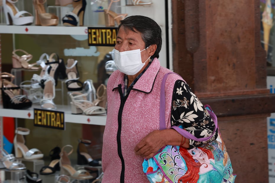 Personas menores de 49 años que no cuenten con su vacuna o no lo recuerden, deben acudir a los centros de salud para recibir la dosis correspondiente. Foto Alejandro Vargas / El Universal