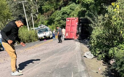 Accidente en carretera de Tenancingo: camión volcado y tráfico bloqueado