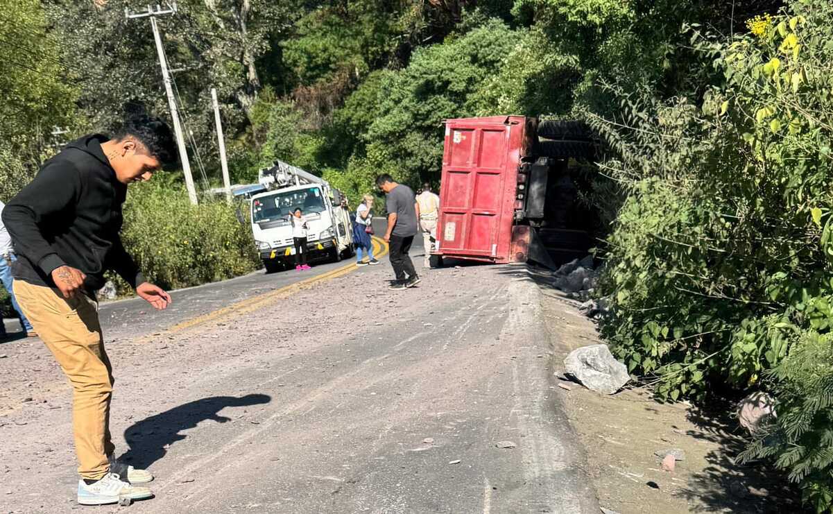 Accidente en carretera de Tenancingo: camión volcado y tráfico bloqueado