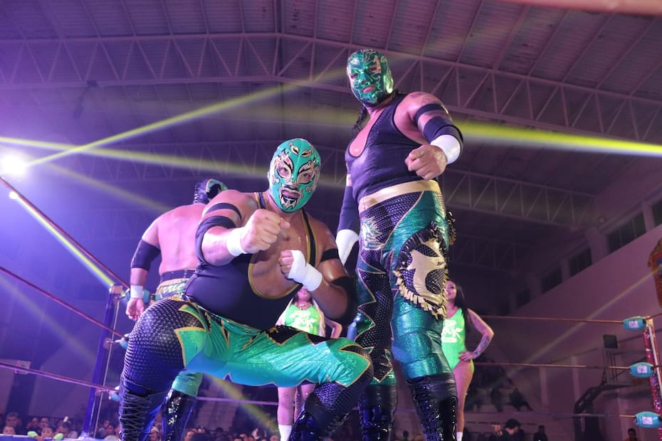 En el gimnasio Agustín Millán se generó un ambiente electrizante; los luchadores se entregaron al máximo sobre el ring. Foto. Roberto Guerrero Peñuelas. Foto. El Universal