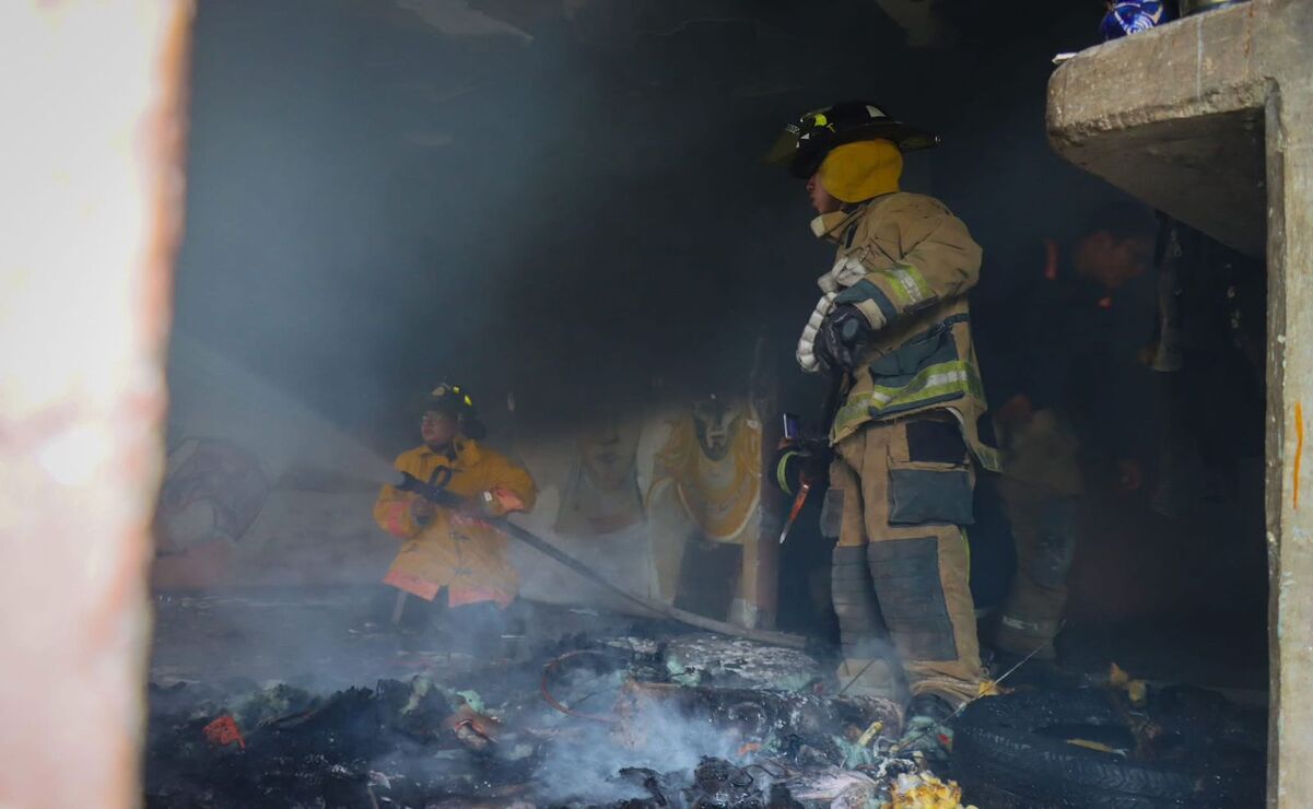Bomberos municipales lograron sofocar las llamas que se registraron anoche al interior de una casa habitación abandonada en Melchor Ocampo. Foto: Especial