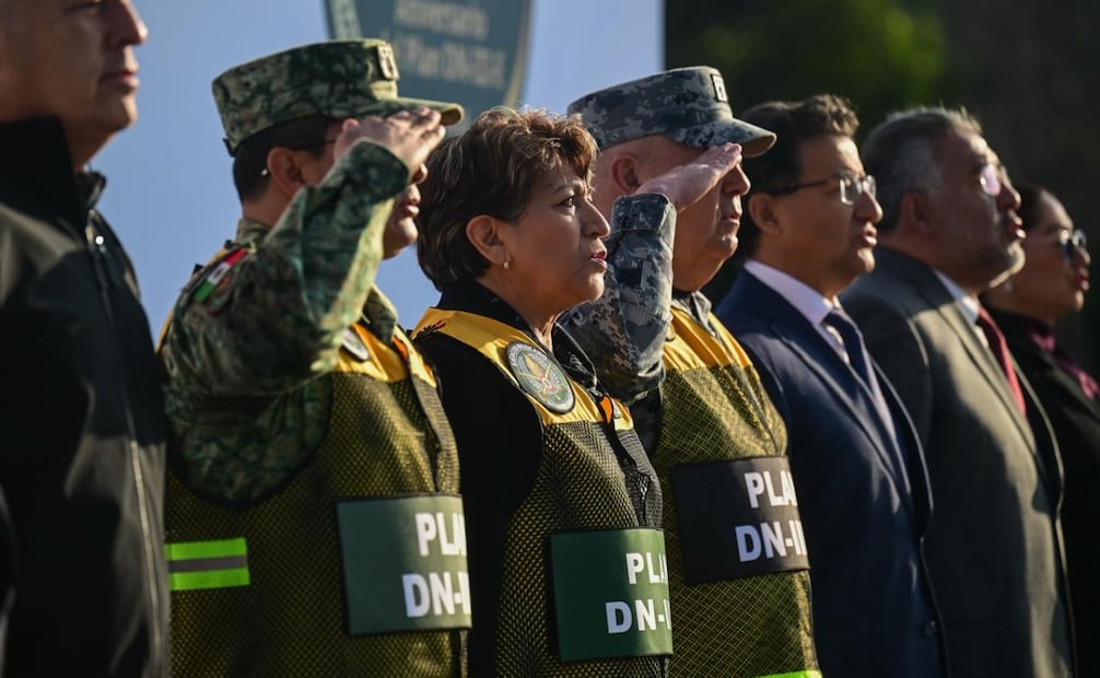 La gobernadora entregó un reconocimiento al General José Efraín Amancio González Zea. Foto especial