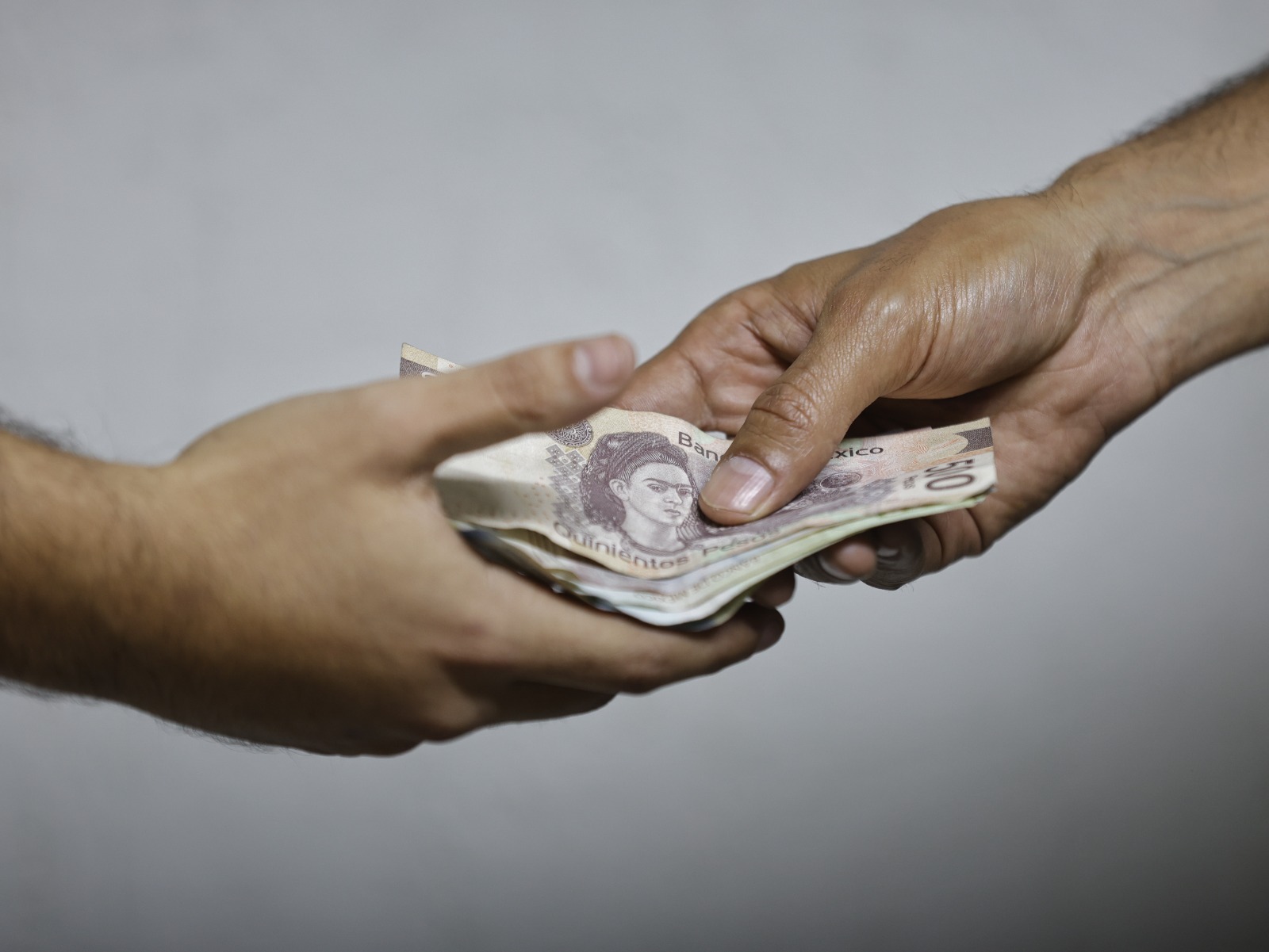 El cliente entrega un objeto de valor como garantía a cambio de dinero / Foto Jorge Alvarado