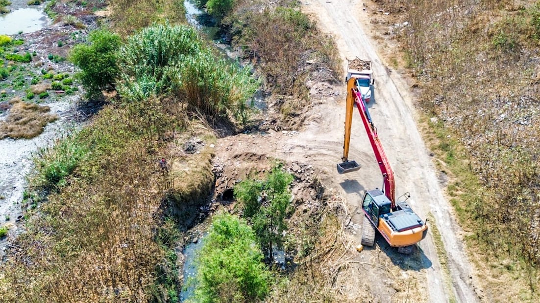 Utilizan excavadoras, retroexcavadoras, minicargador y camiones tipo volteo para el retiro del azolve. Foto. Especial