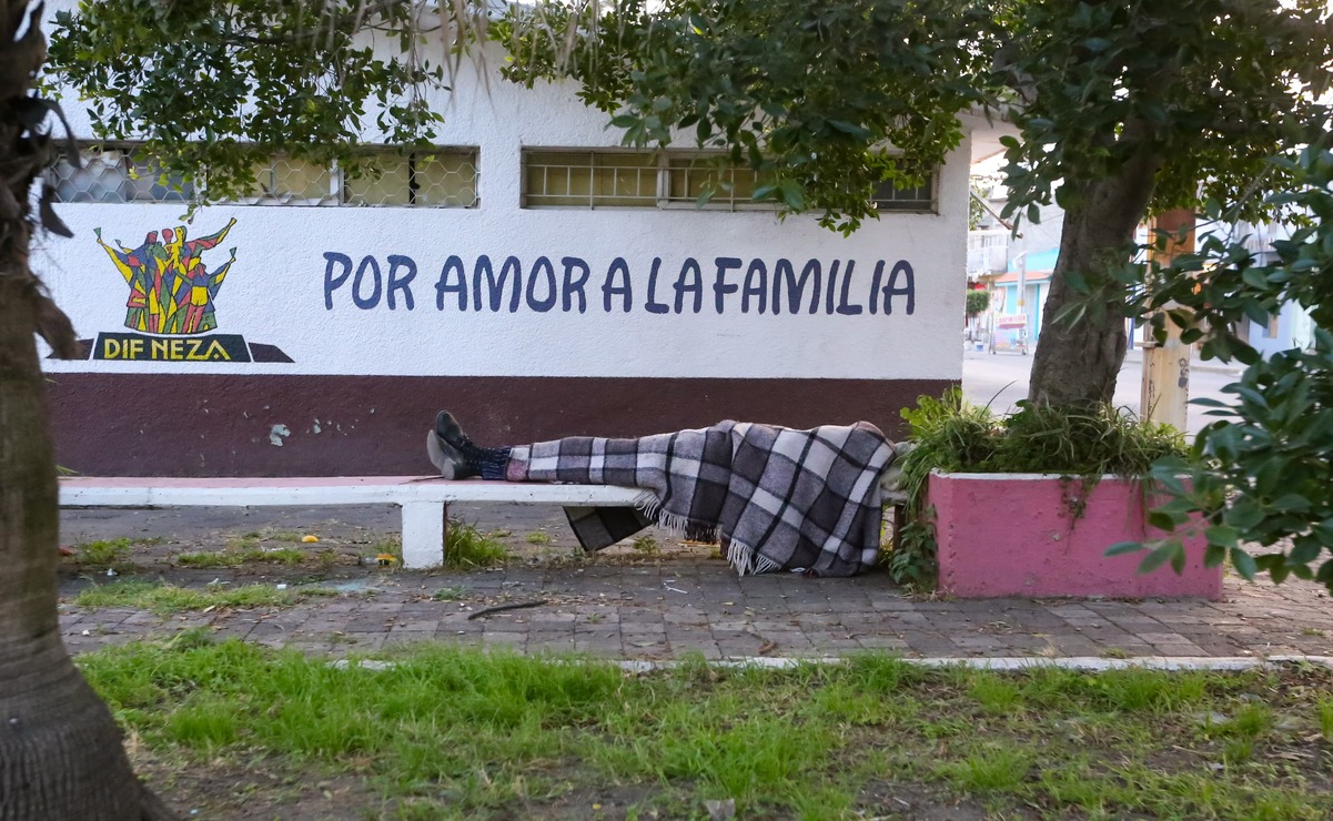 Las bancas han sido invadidas por indigentes, lo cual provoca incertidumbre entre los vecinos. Foto: Luis Camacho