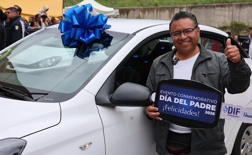 La presidenta municipal Romina Contreras entregó las llaves de siete vehículos último modelo a papás de diversas comunidades de Huixquilucan. Foto Especial