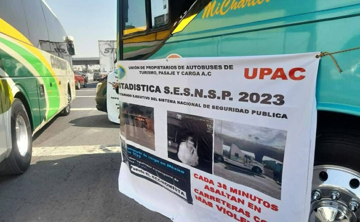 Con las unidades con las que trabajan bloquean el paso en dos carriles / Foto Especial