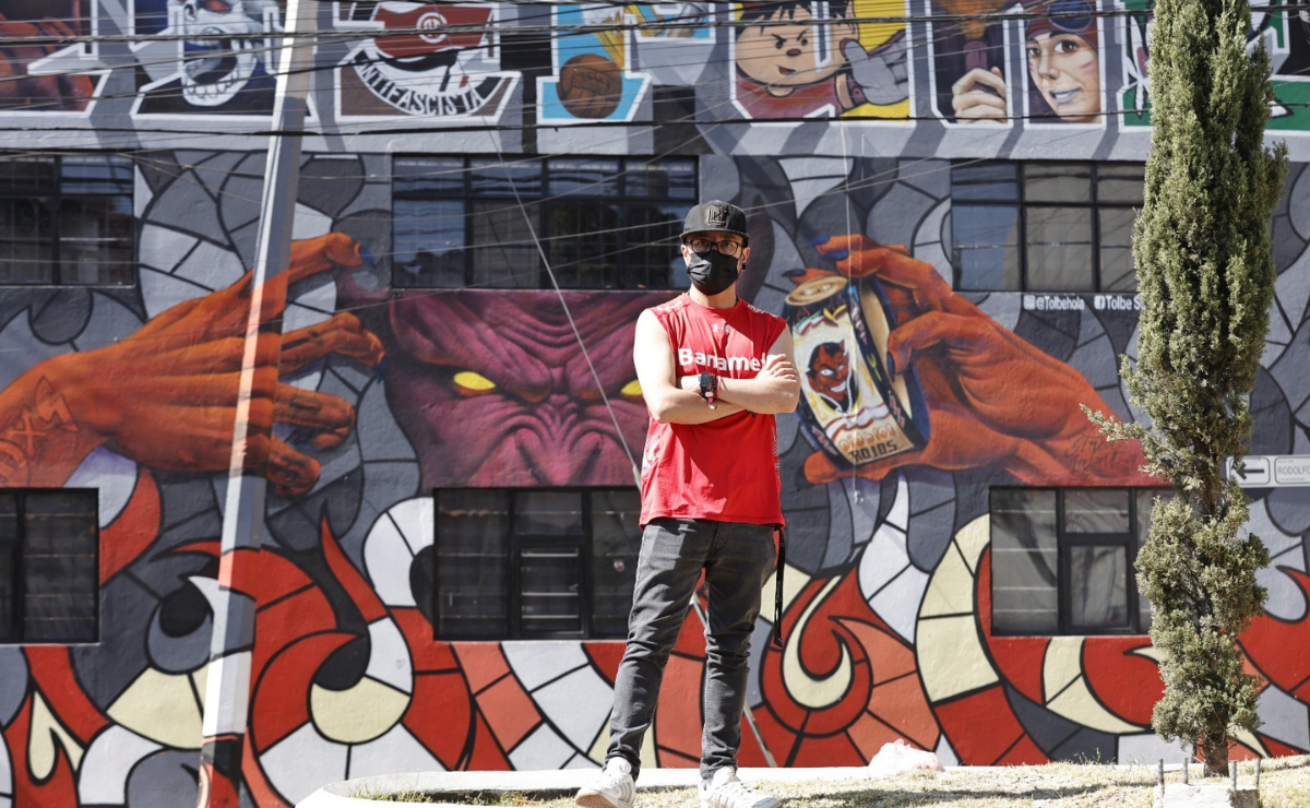 Tolbe trabaja en un nuevo proyecto que fusiona el arte urbano con elementos culturales de la región. Foto: Jorge Alvarado