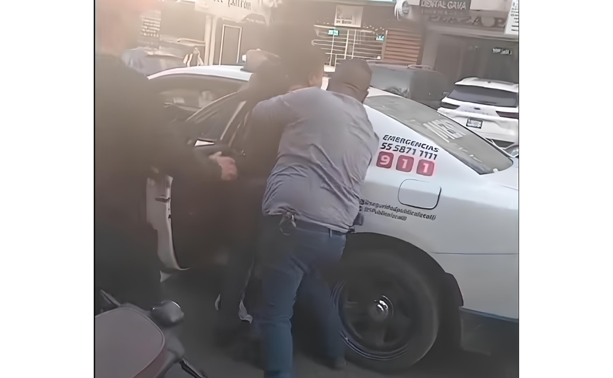 Policías de Cuautitlán Izcalli detienen por la fuerza a un joven. Foto: Arturo Contreras