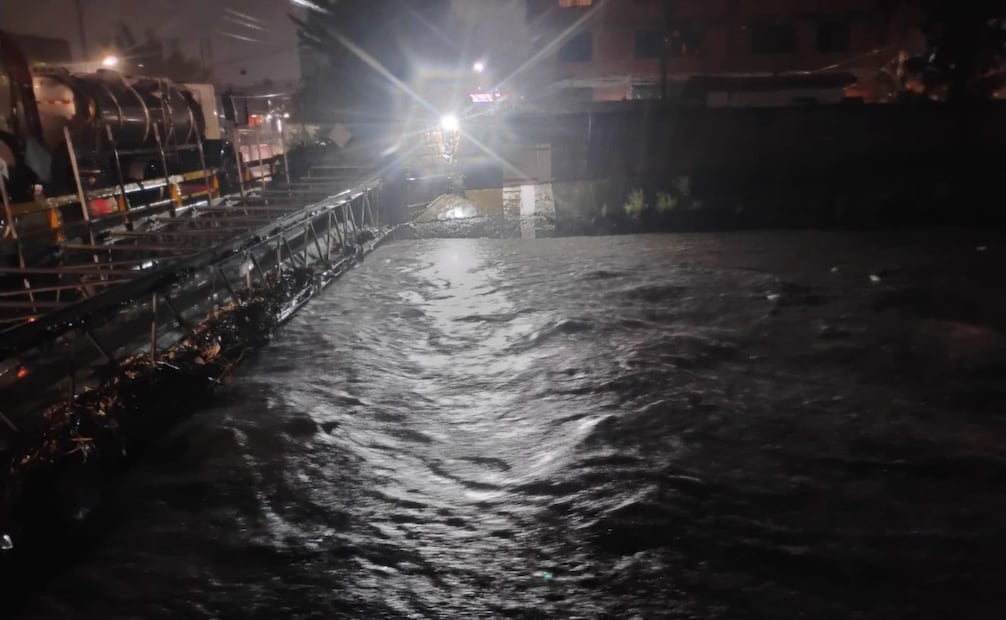 El puente de la colonia Pastores es uno de los puntos críticos bajo estricta vigilancia de Protección Civil y las autoridades del agua. Foto Especial