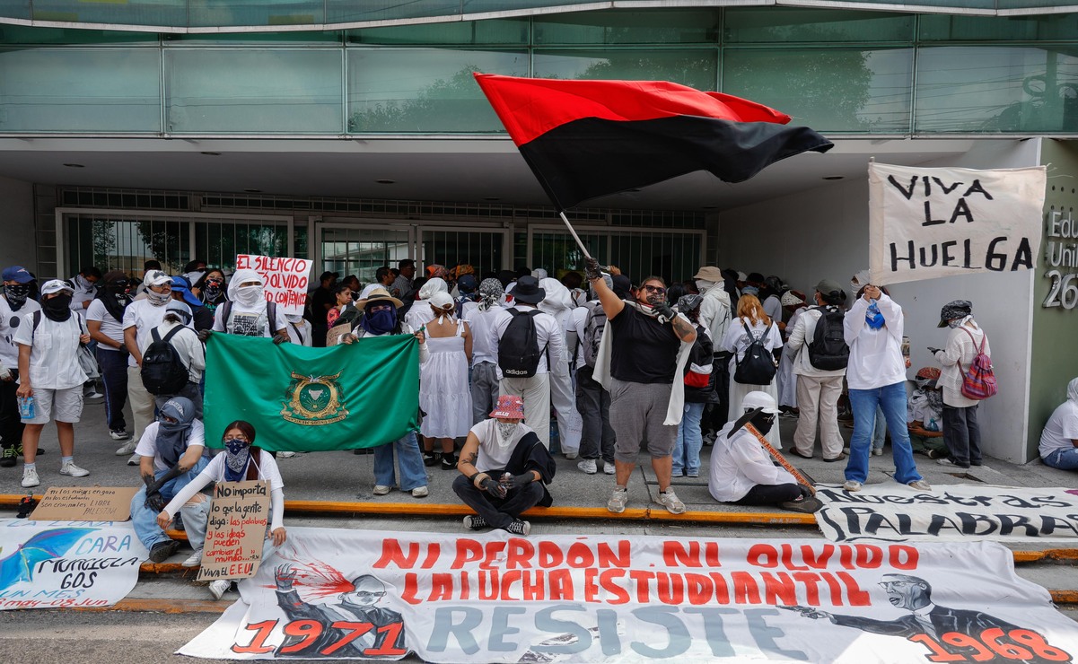 Integrantes de la Comisión Especial para el Diálogo recibieron al estudiantado participante, que durante poco más de una hora emitió diversos mensajes desde la emisora universitaria. Foto: Arturo Hernández / El Universal Estado de México