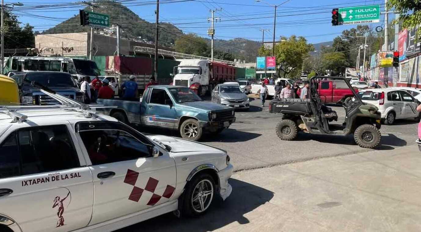 Más de 100 habitantes cerraron los accesos principales. Foto Especial