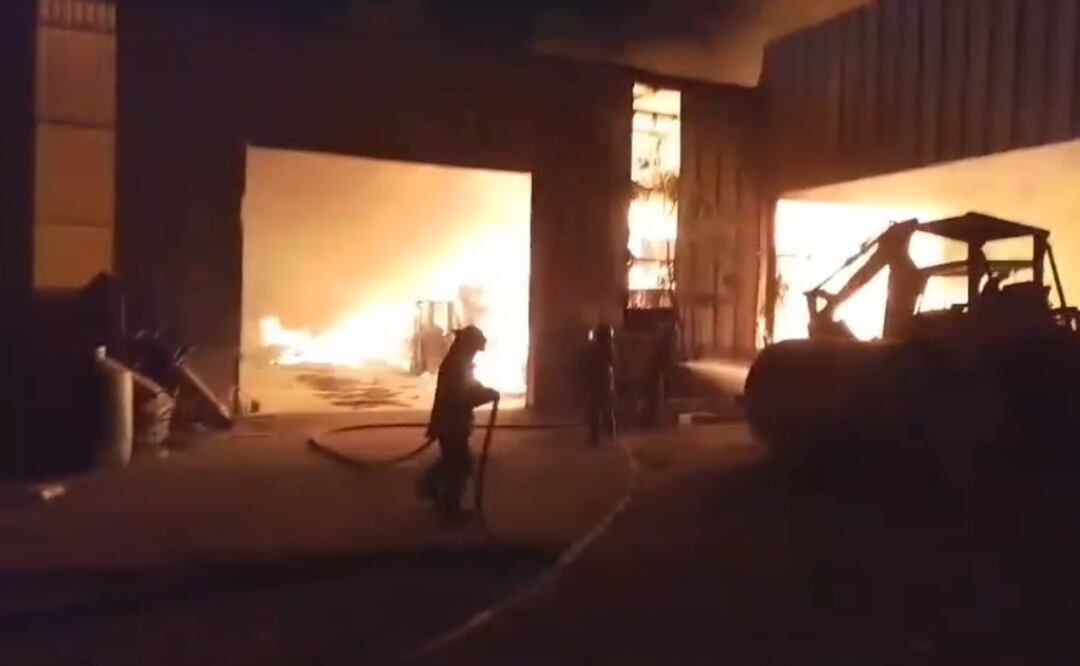 Bomberos combaten el incendio en la bodega de tetrapak en Ecatepec. Foto: Especial