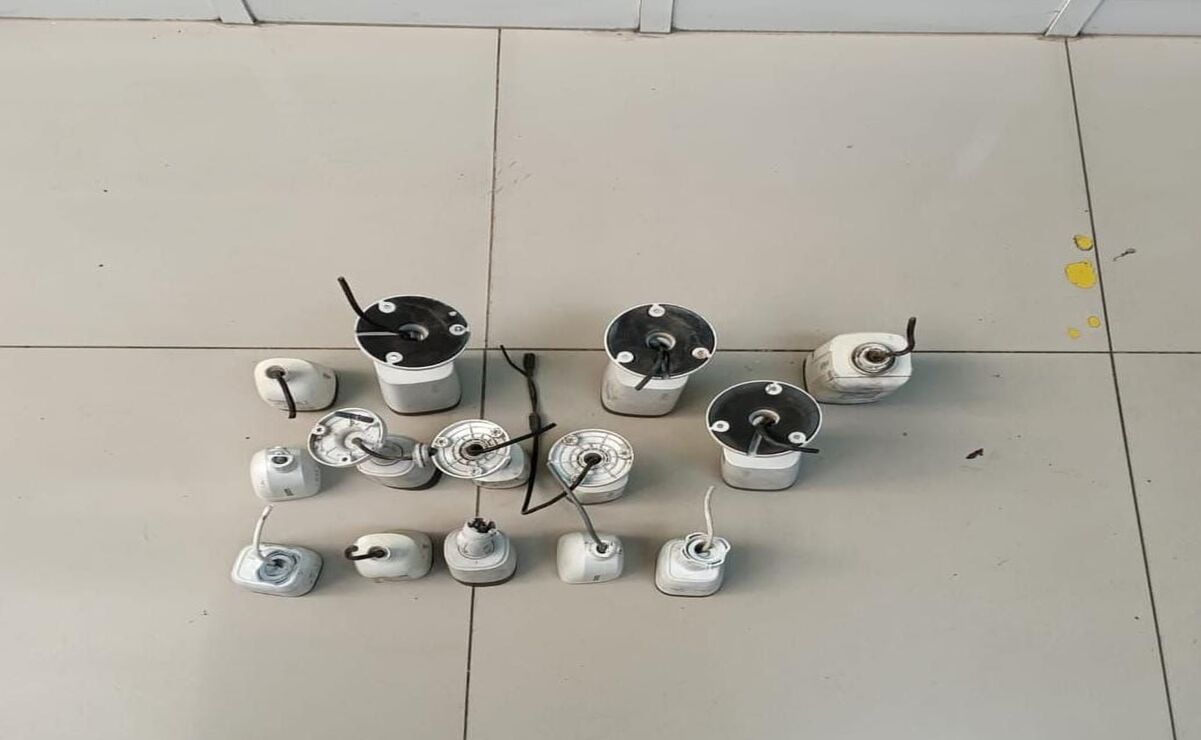 Elementos de seguridad lograron asegurar 39  cámaras de vigilancia que se encontraban en postes de luz, telefonía y árboles. Foto: Especial