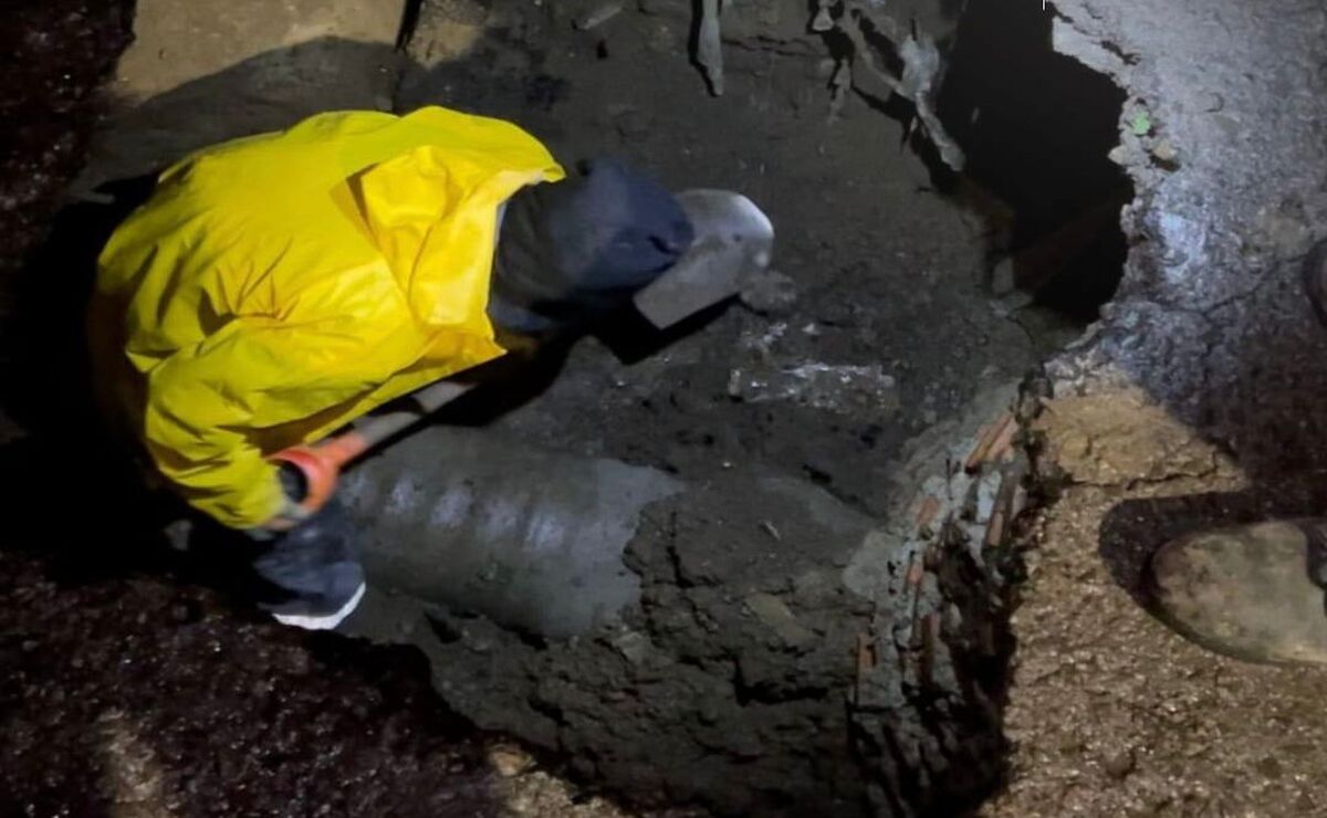 Una cuadrilla del Organismo Agua Saneamiento atendió la tubería dañada en Capultitlán. Foto: Especial.