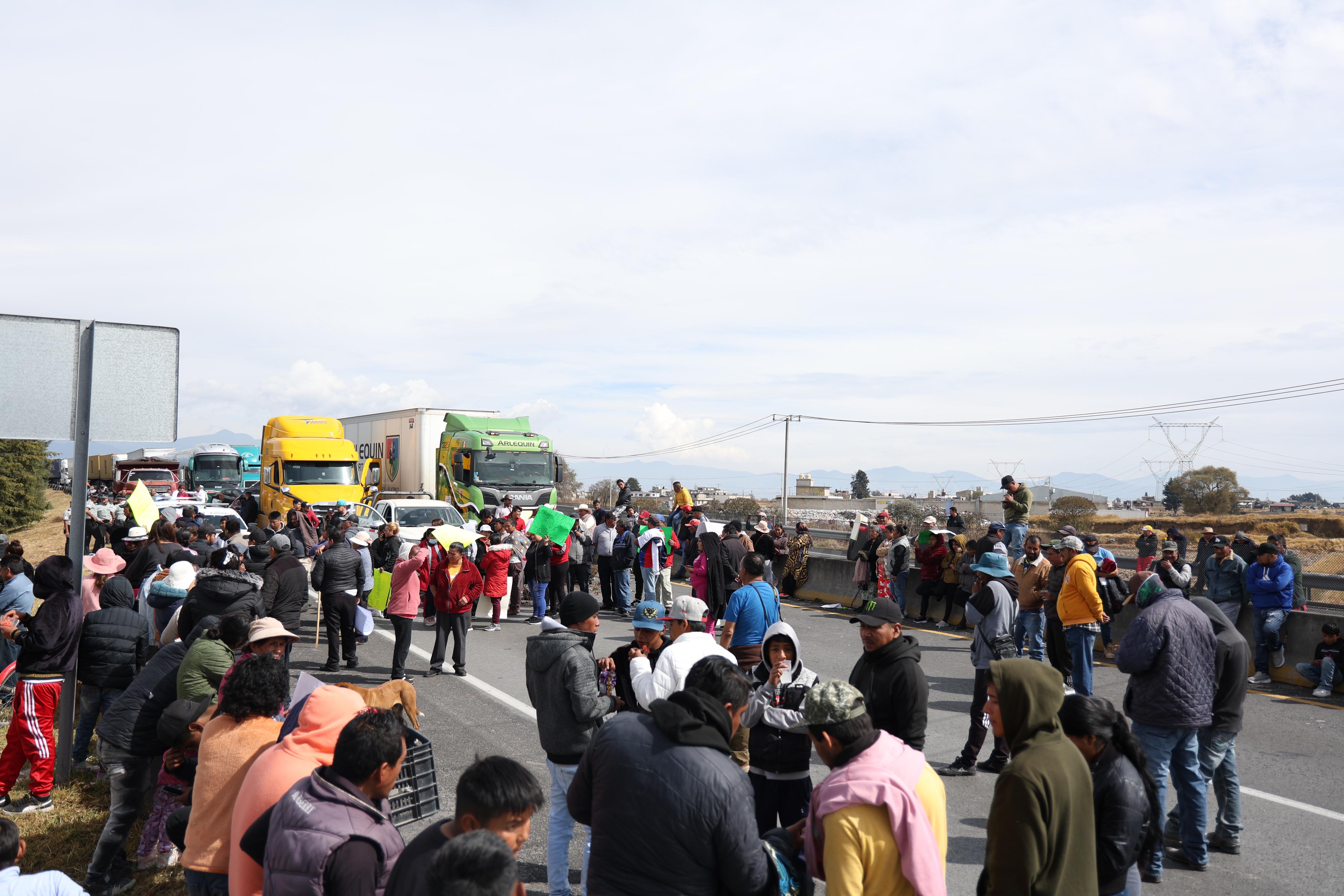 Los manifestantes exigen a las autoridades estatales les suministren agua, la cual sufren de su escasez desde hace más de dos meses. Foto: Arturo Hernández | El universal estado de México.
