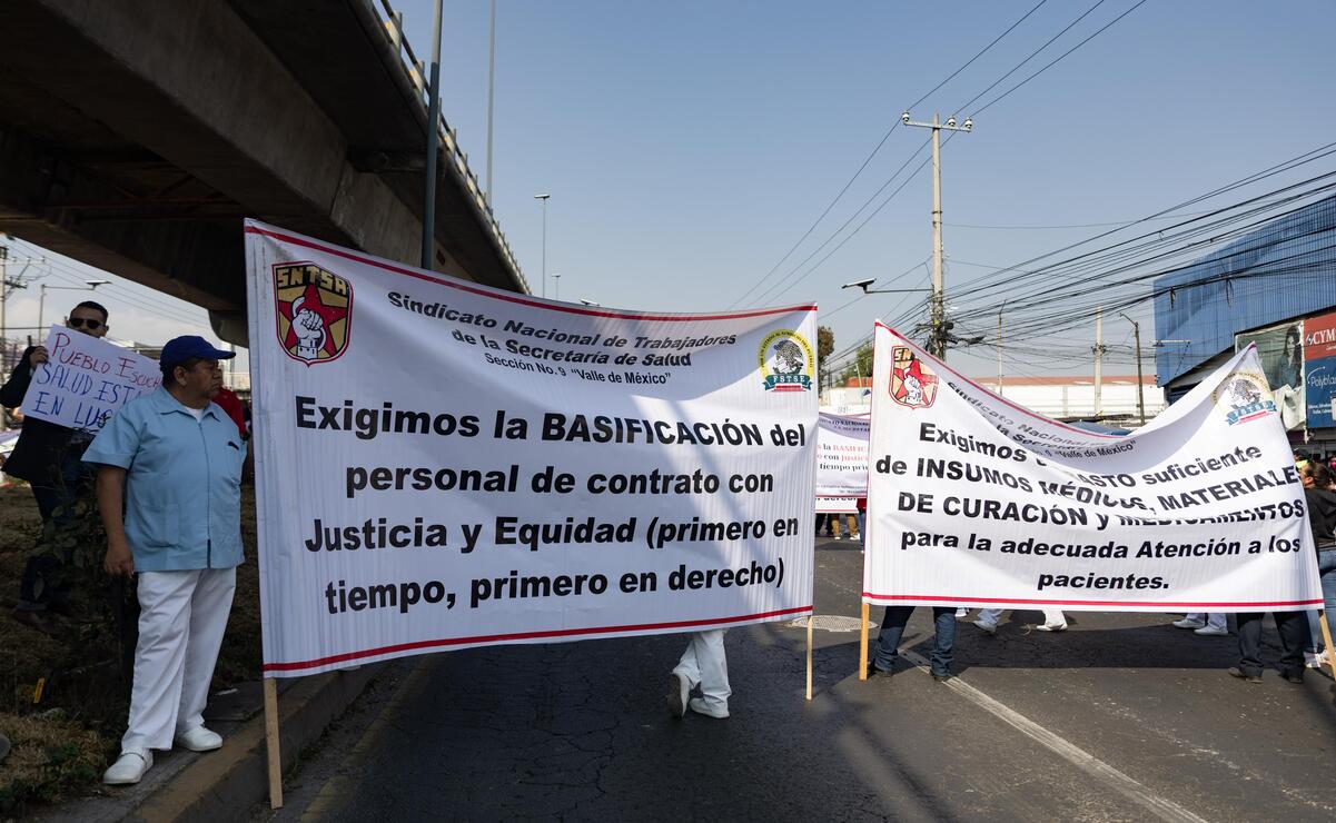 Los manifestantes exigen insumos médicos, respeto a los derechos laborales y autoridades competentes que resuelvan a fondo los problemas del sistema de salud. Foto: Hugo Salvador / El Universal Estado de México
