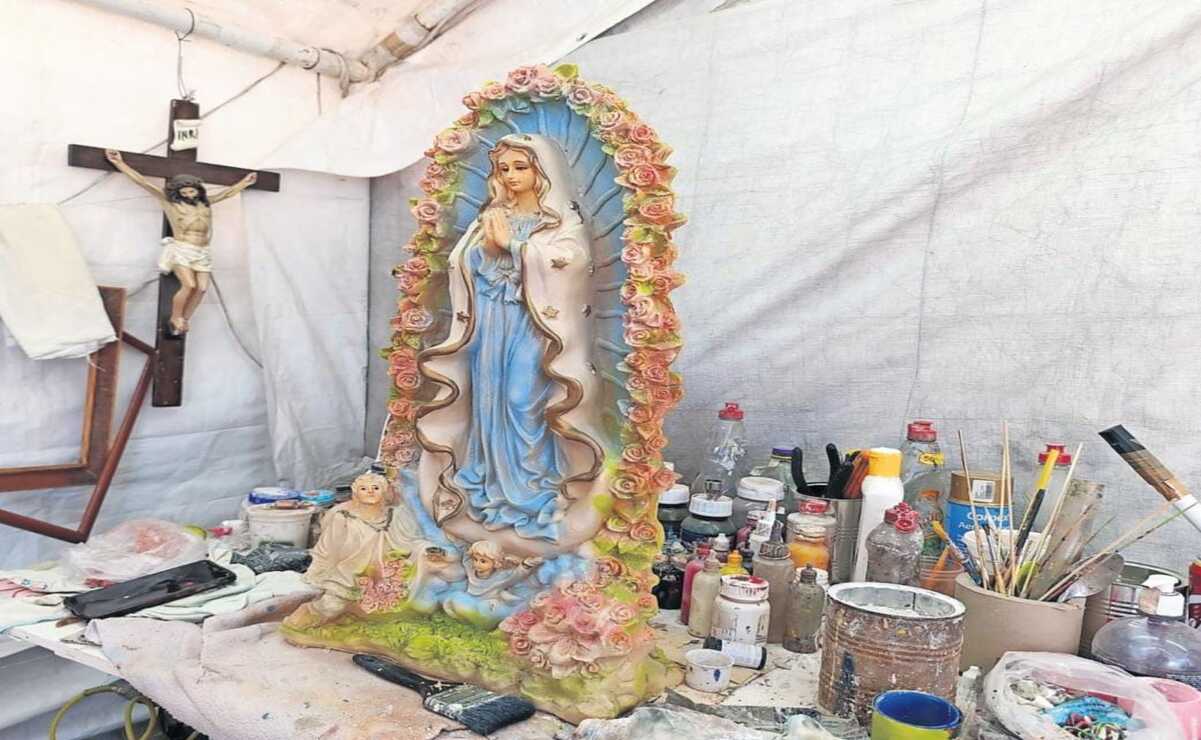 Las vírgenes que han llegado a las manos del técnico en artes son de yeso, resina, madera y al óleo. Foto: Macrina Vázquez