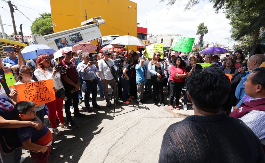 La alcaldesa Azucena Cisneros dio el banderazo de salida a las obras de repavimentación en el fraccionamiento Jardines de Morelos. Foto Especial