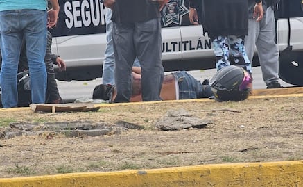 Video: Conductor atropella y arrastra 50 metros a motociclista en carril del Mexibús y se da a la fuga