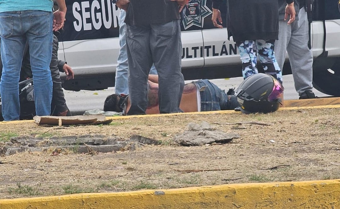 Paramédicos de Protección Civil de Tultitlán brindan primeros auxilios al lesionado tras ser arrastrado por el pavimento. Foto Especial