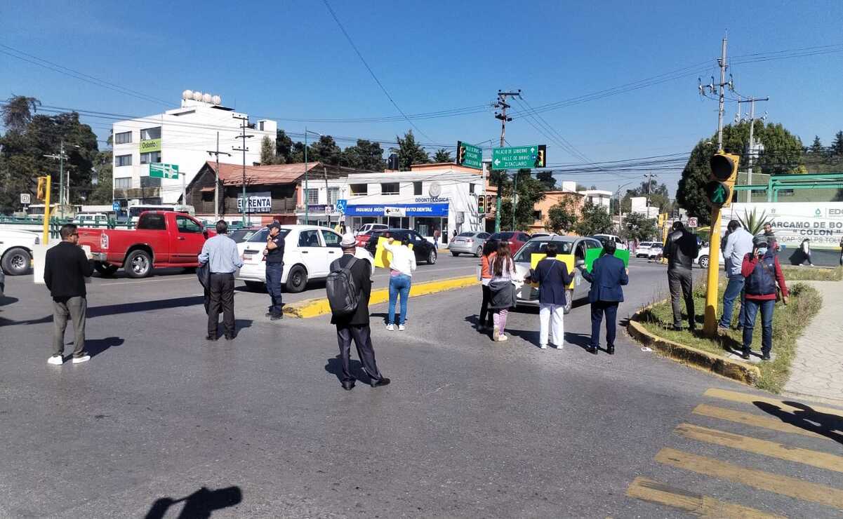 Cerraron el retorno de Paseo Tollocan en esquina Jesús Carranza / Foto Macrina Vázquez
