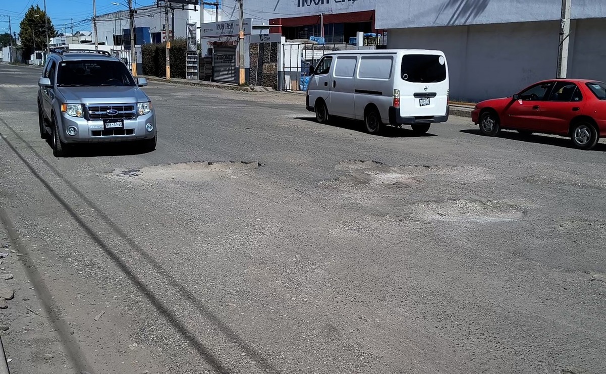 Baches en la calle Manuel Medina Garduño, un desafío para los automovilistas en la Colonia Zona Industrial de Toluca / Foto: Roberto Guerrero