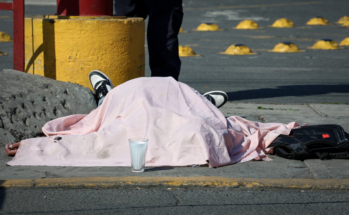 Uno de los policías encendió una veladora frente al cuerpo. Foto: Luis Camacho