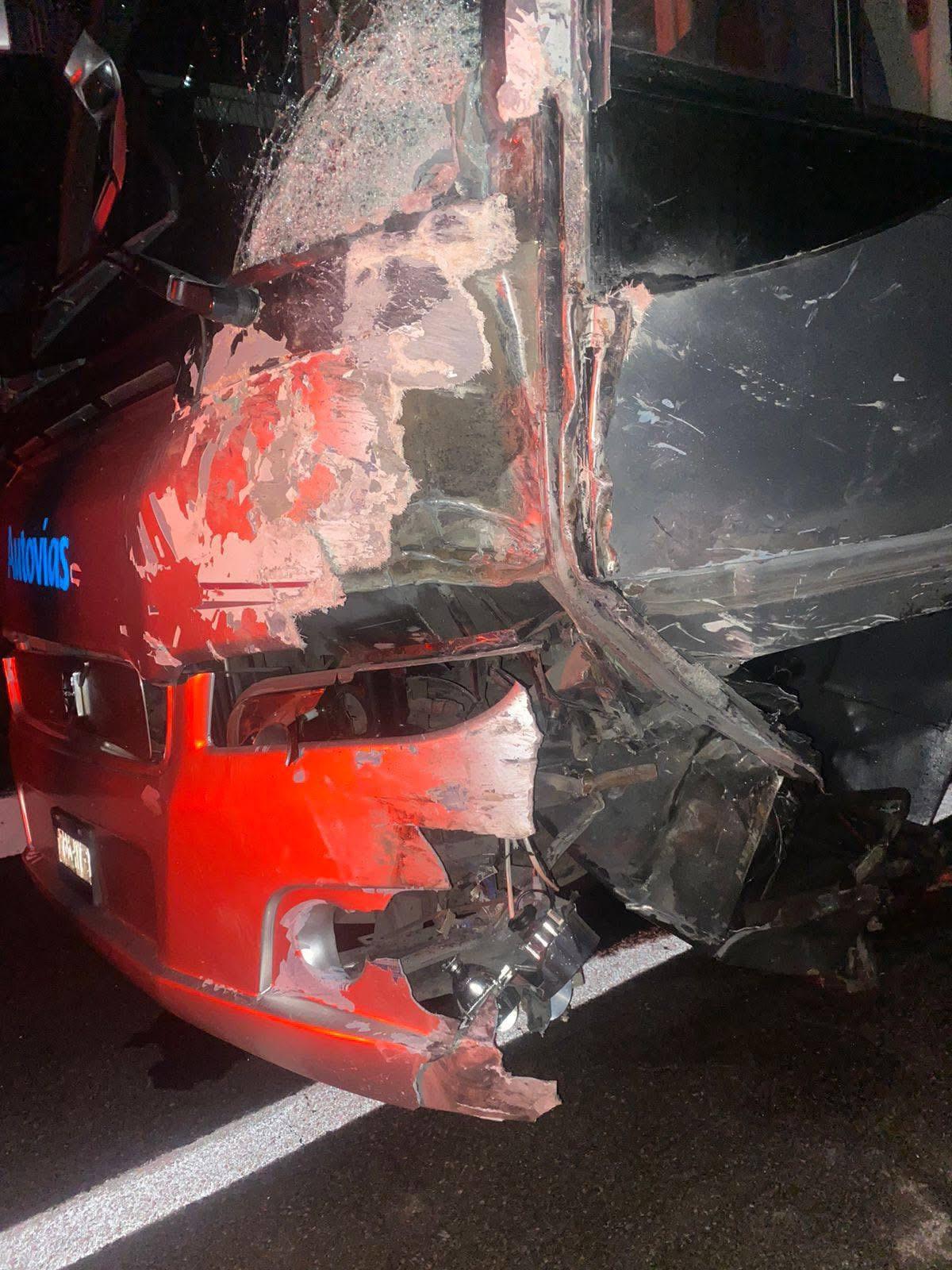 Escena del choque que cobró la vida de un conductor en la carretera Toluca-México. Foto: Especial
