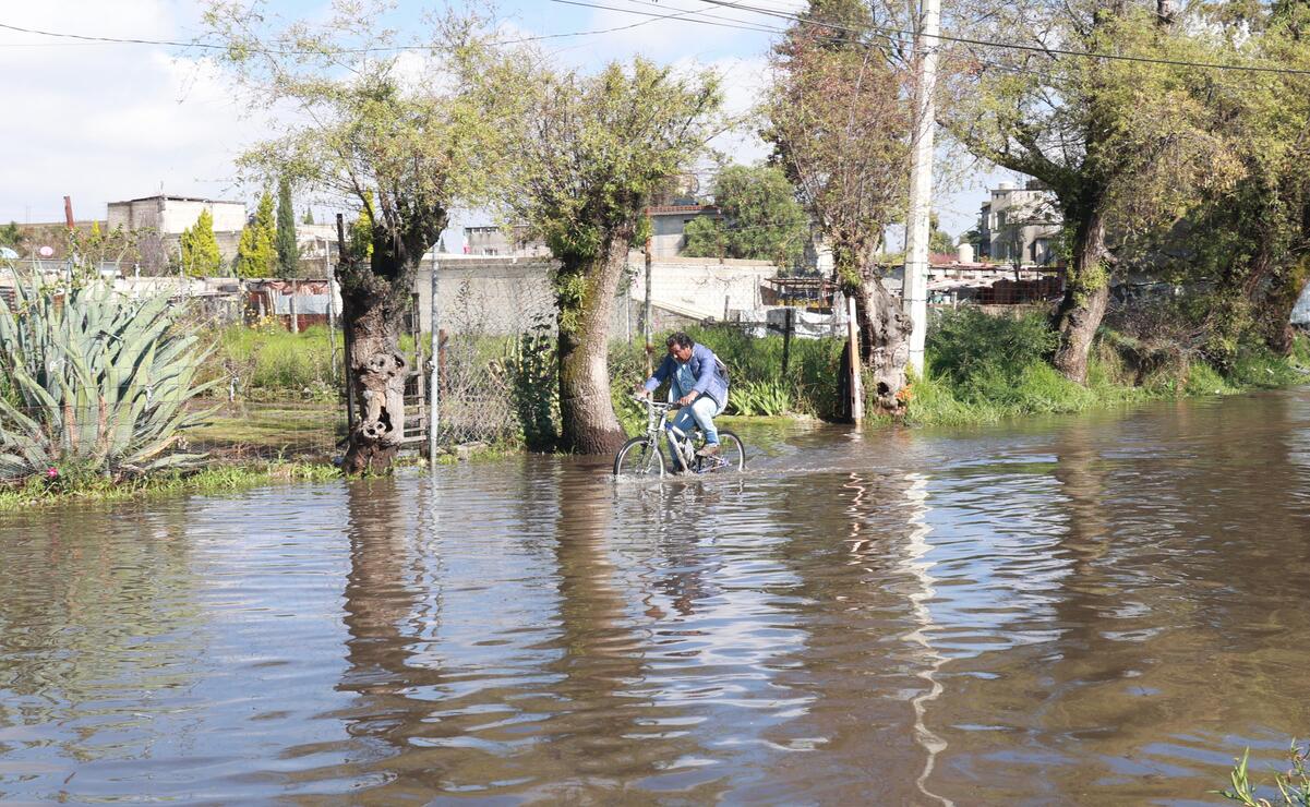 Vecinos de San Mateo Atenco denuncian abandono ante severas inundaciones