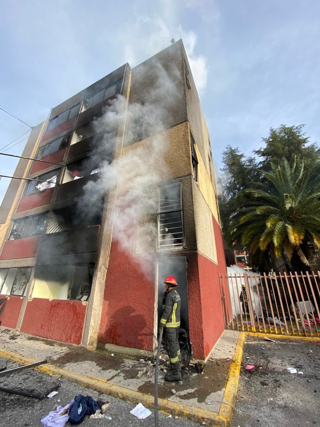 Daños en el inmueble y heridos tras explosión en Tlalnepantla.