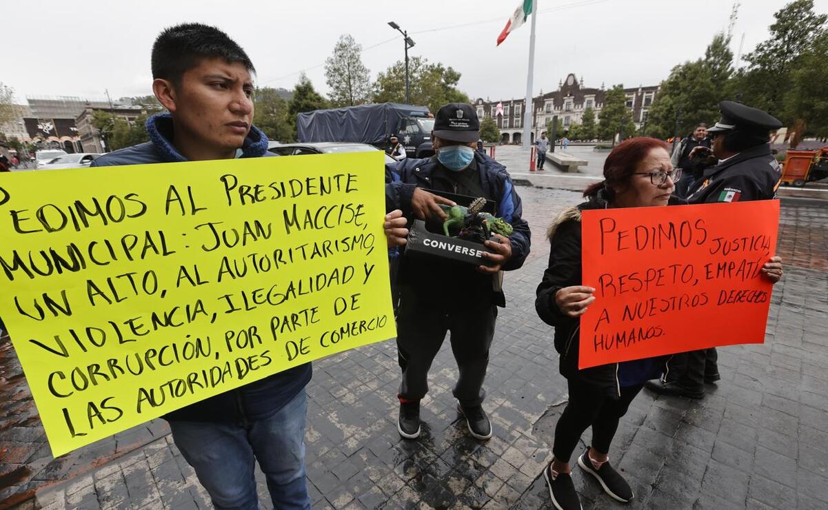María Enríquez Garduño trabaja para ver por la educación de su hijo con autismo y su hijo en la universidad. Foto: Jorge Alvarado.