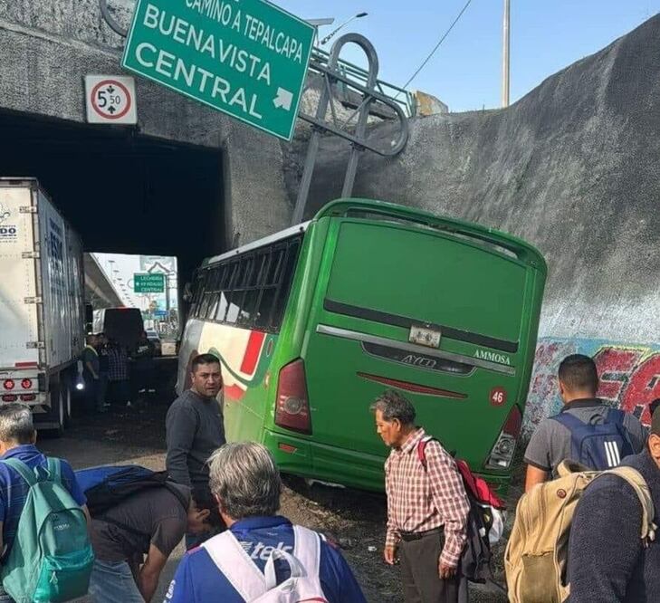 La unidad chocó contra un poste que sostenía un señalamiento vial. Foto Especial