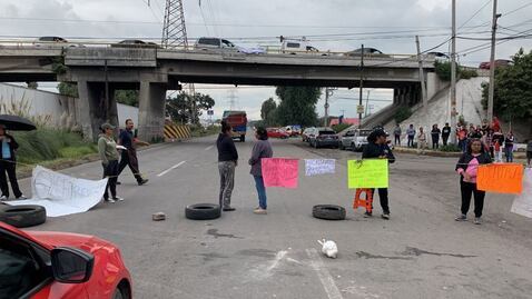 Caos vehicular en la carretera Lechería-Texcoco por bloqueo de vecinos de Ecatepec 