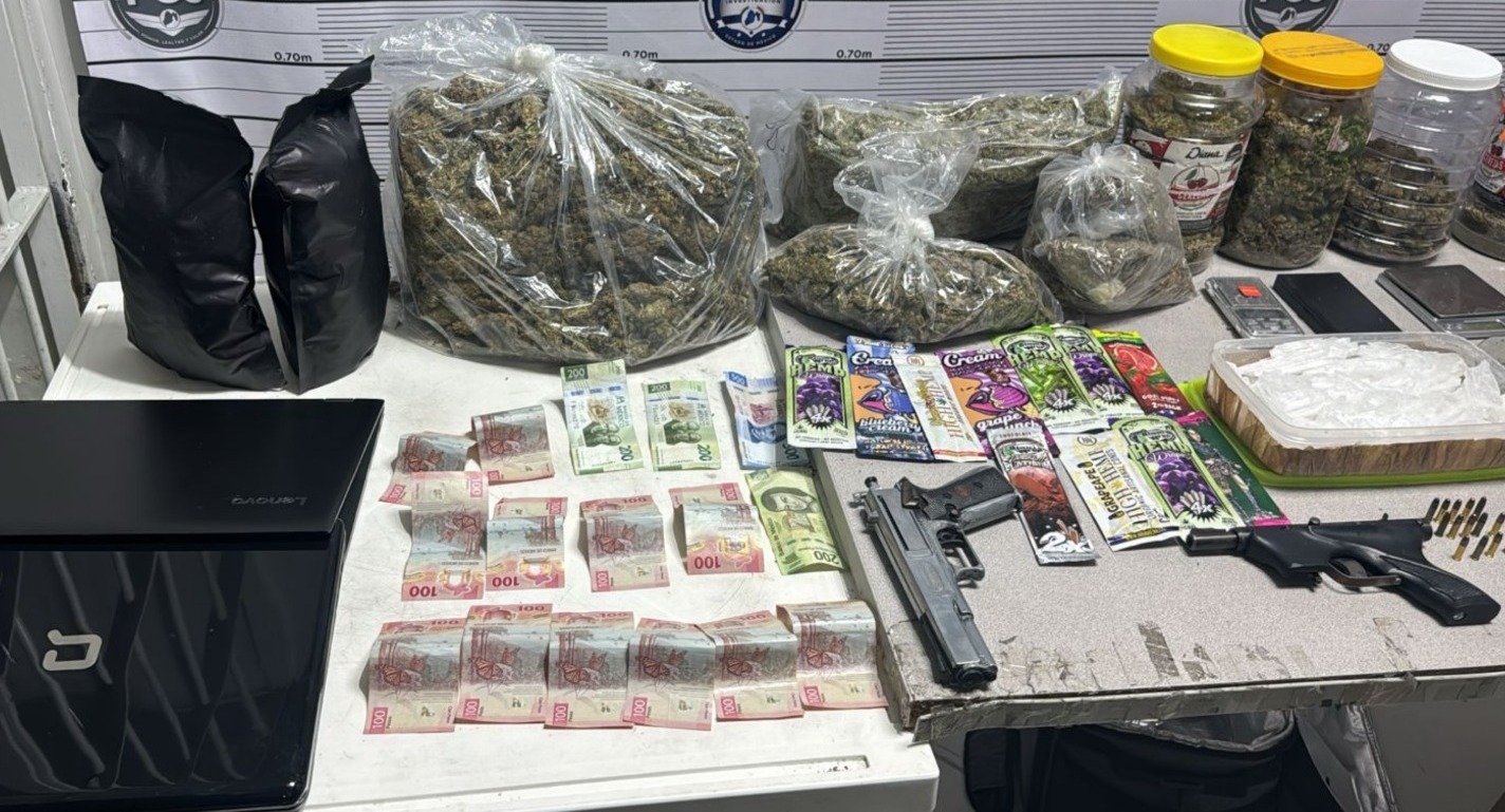 Entre los objetos asegurados están dinero, droga y armas. Foto Especial