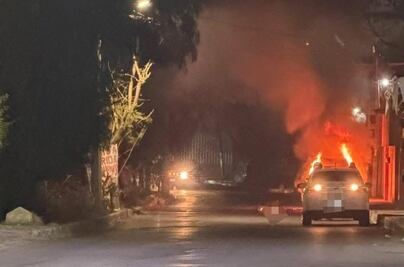 Incendio de vehículo en Axotlán, Cuautitlán Izcalli, moviliza a Bomberos