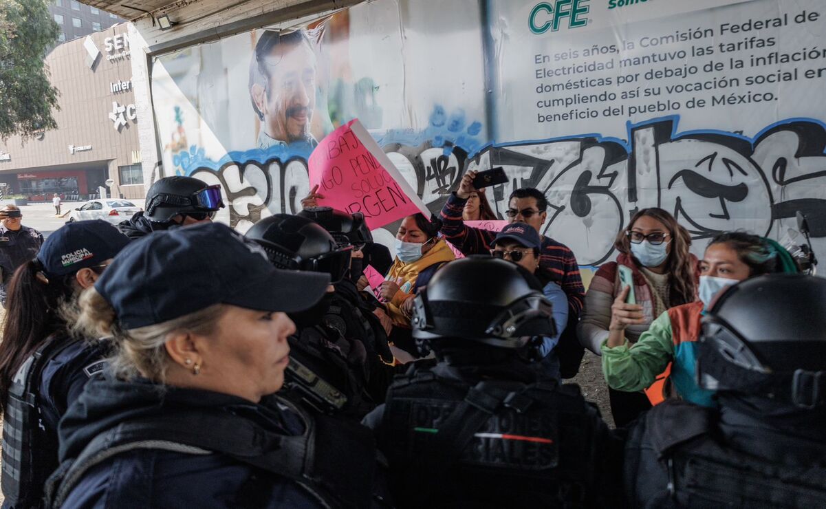 Luego de casi cuatro horas de bloqueo de Periférico Norte, policías desalojaron a los manifestantes. Foto: Yaretzy Osnaya