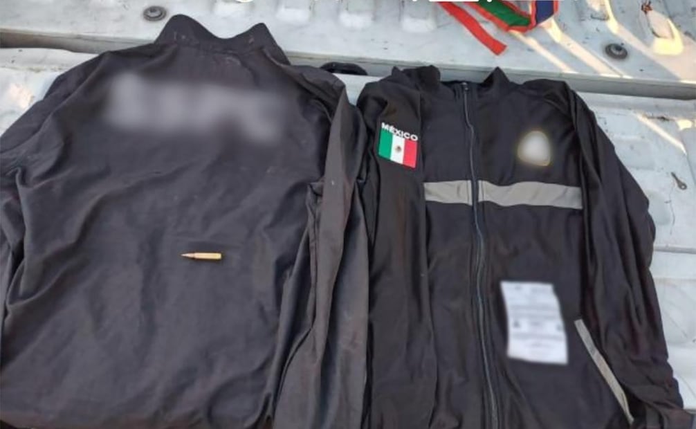 Autoridades aseguraron prendas con logotipos institucionales apócrifos durante el operativo. Foto especial