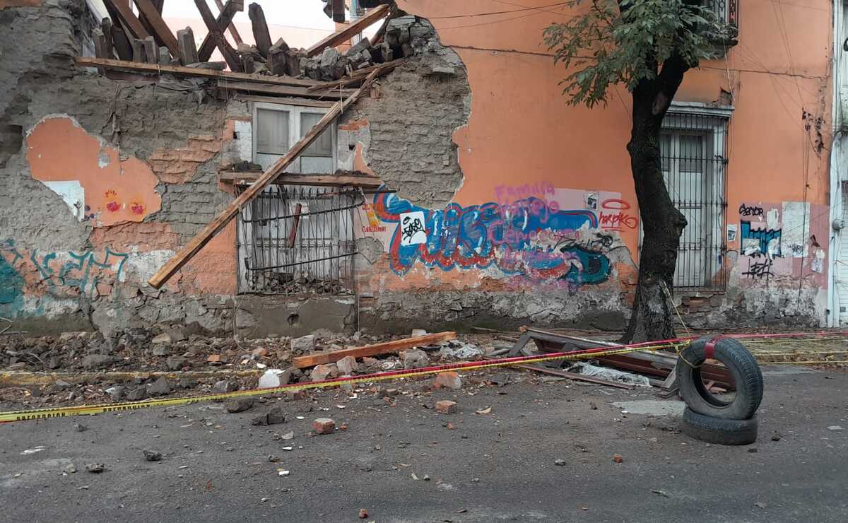 Desde ayer quedaron sobre la banqueta los fragmentos de pared que - de acuerdo con la autoridad local - ponen en riesgo a los transeúntes. Foto: Claudia Rodríguez